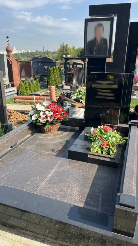 Мемориальный комплекс из гранита